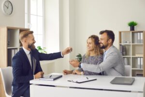 Mortgage advisor explaining mortgage qualification to a Canadian home buyer